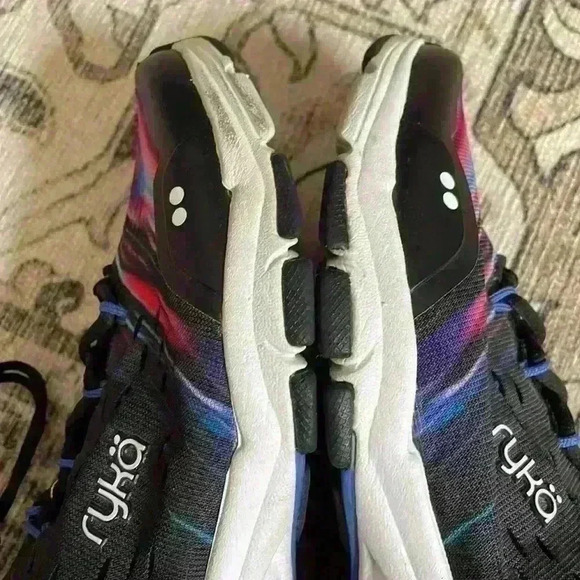 Excellent like-new condition. Size 11 - Picture 6 of 8